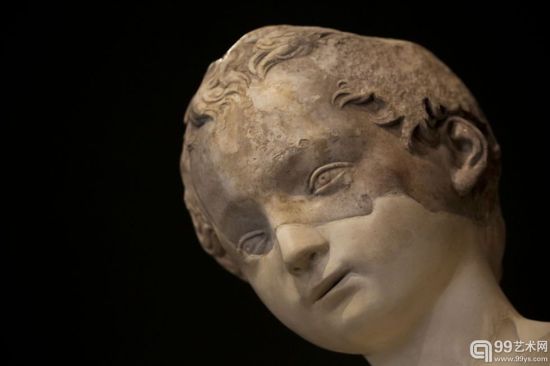米开朗基罗，“The young Saint John the Baptist”（年轻的施洗者约翰），约1495-1496年，原作为大理石，以树脂修复，140x40x43cm。