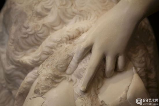 米开朗基罗，“The young Saint John the Baptist”（年轻的施洗者约翰），约1495-1496年，原作为大理石，以树脂修复，140x40x43cm。