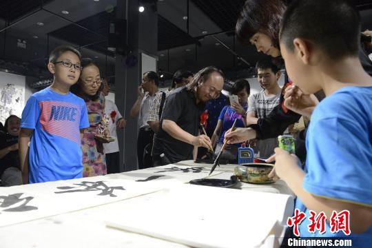 “中国心·书画情”庆祝建军89周年书画作品展31日在太原群众艺术馆开幕。　胡健 摄